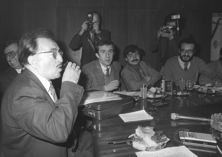 チェルノブイリ原発事故当時の産業通商大臣であるジャヒット･アラルは、報道のカメラの前で紅茶を飲むパフォーマンスを行なった。 