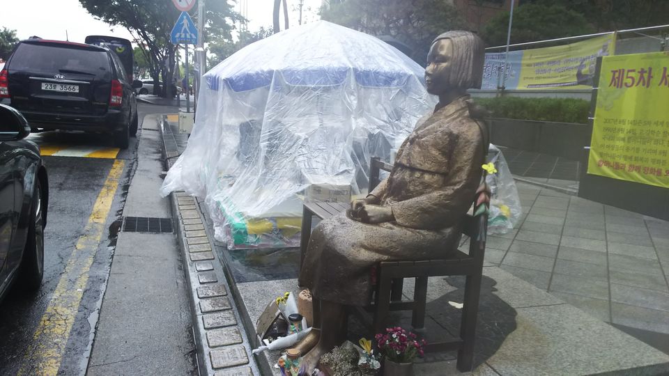 日本大使館前の従軍慰安婦少女像